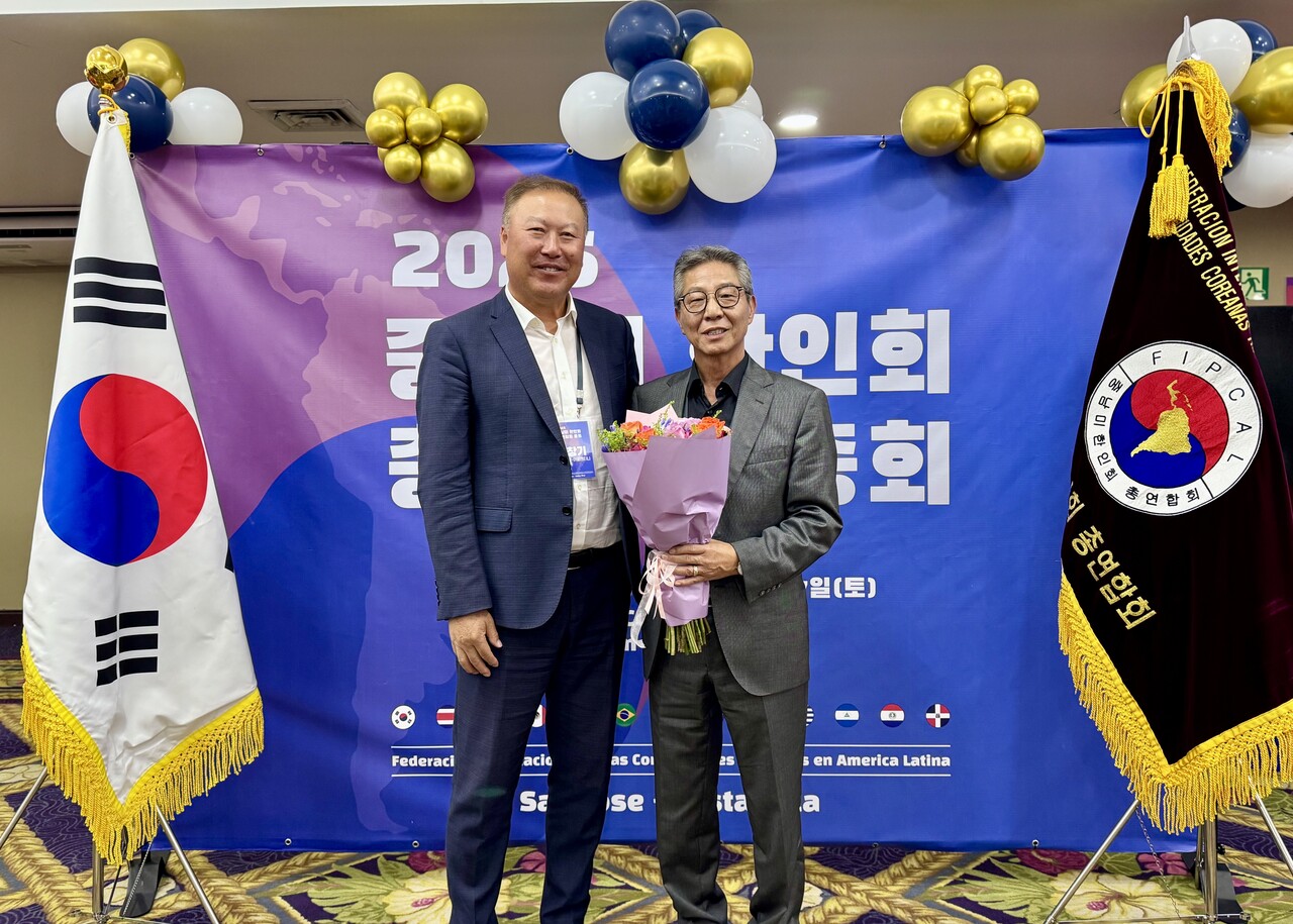 차기 중남미한인총연 회장에 선출된 이범구 칠레한인회 고문(오른쪽)