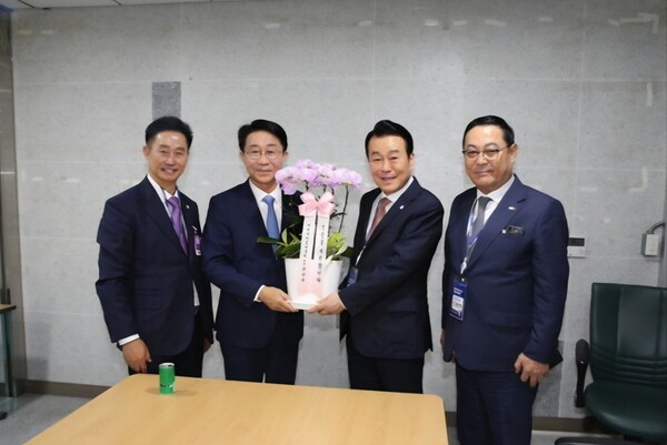 왼쪽부터 서정일 미주총연회장, 조정식 국회의장 예정자, 고상구 세한총연회장,  윤만영 세한총연 사무총장